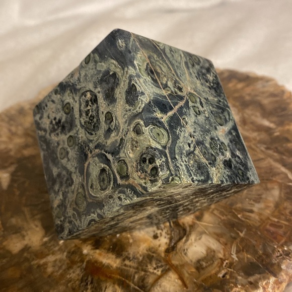 ✨🐊 Unique Kambaba (Crocodile) Jasper Cube – Stands on One Corner! 🐊✨ - Picture 4 of 9